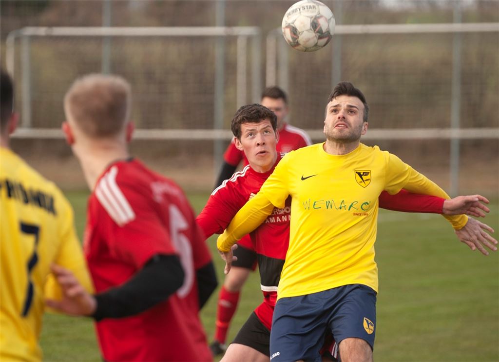 Im Derby gegen Lomersheim II hat Großglattbach (rot) die Nase vorn. Foto: vh