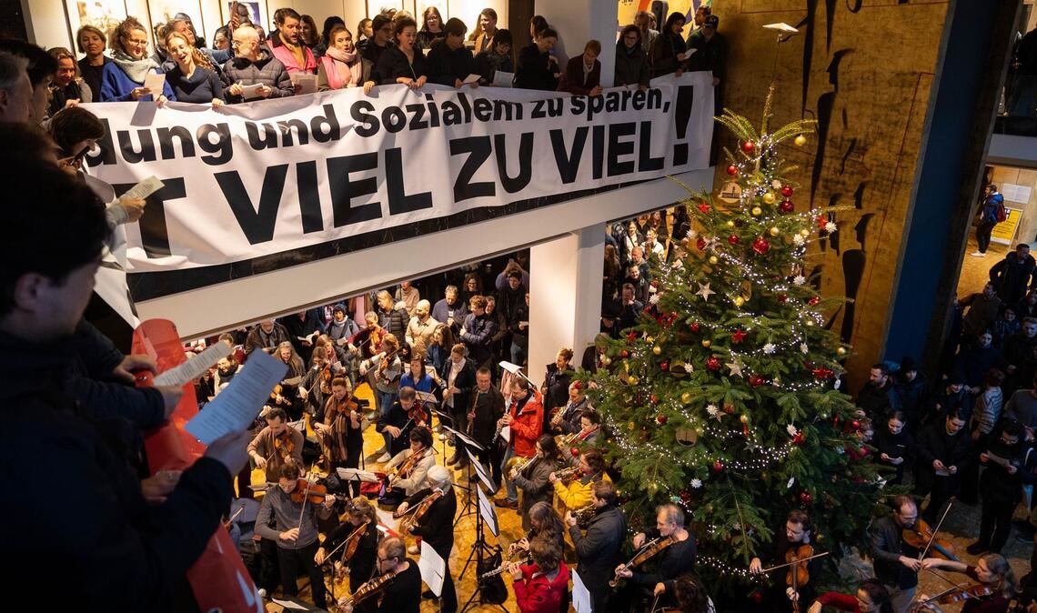 Im Dezember haben Mitglieder des Staatsorchesters und des Stuttgarter Opernchores mit einer „musikalischen Intervention“ im Foyer des Stuttgarter Rathauses gegen die geplanten Kürzungen im Kulturbereich demonstriert.