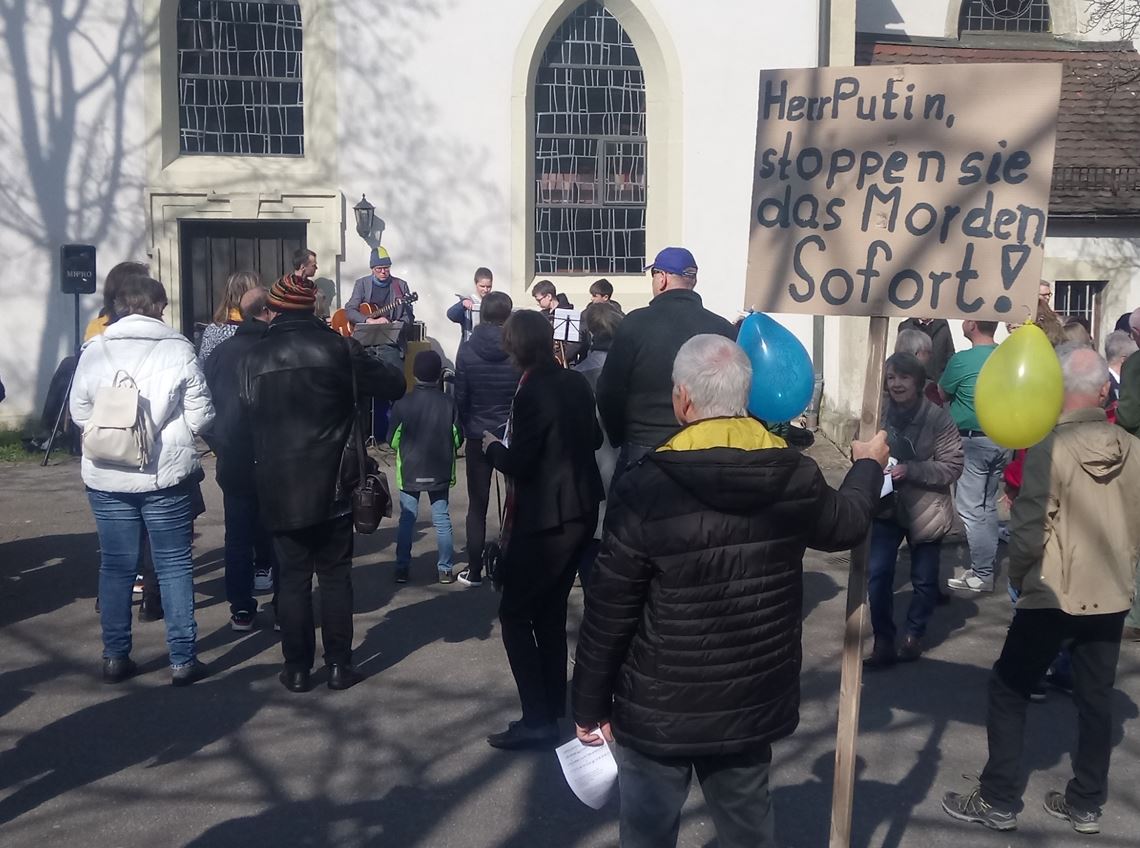 Im Dorfgarten hinter der Kirche gedenken Besucher der Opfer des Kriegs. Foto: privat