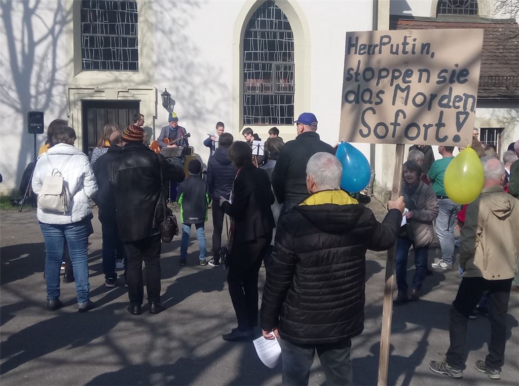 Im Dorfgarten hinter der Kirche gedenken Besucher der Opfer des Kriegs. Foto: privat