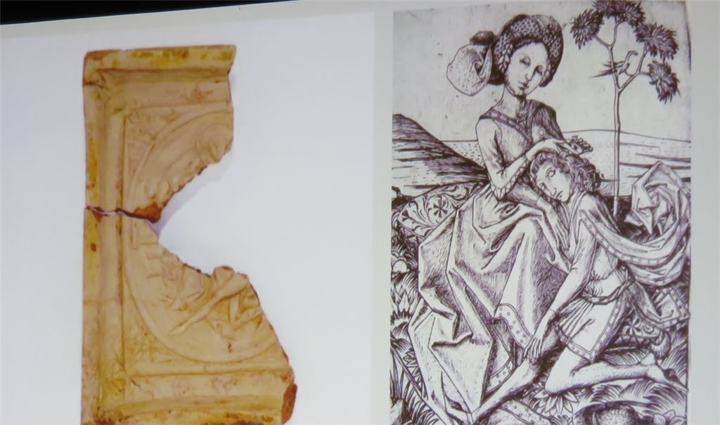 Im Dürrmenzer Untergrund schlummerten und schlummern Schätze. Einige davon wurden bei Grabungen in einem Keller auf der Parzelle Hofstraße 17 entdeckt. Eine zwar schwer beschädigte, aber dennoch als Darstellung von Samson und Delila erkennbare Ofenkachel, land- und hauswirtschaftliche Geräte sind zum Vorschein gekommen. Fotos: Becker