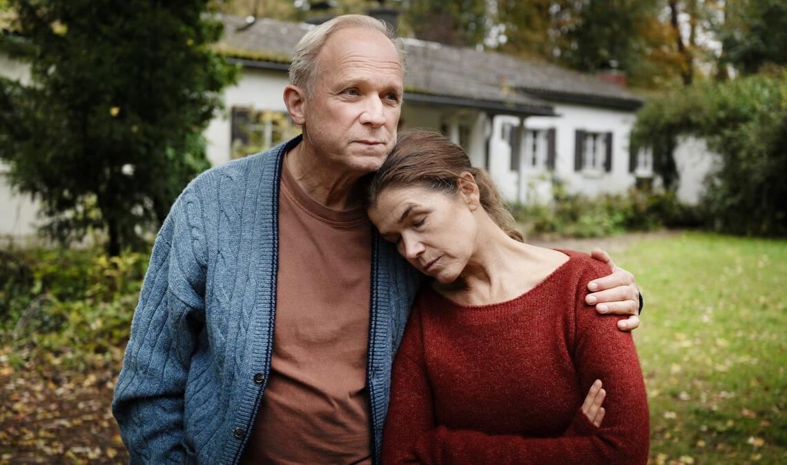 Im Ehe-Unglück harmonisch vereint: Hans (Ulrich Tukur) und Rita (Anke Engelke) in „Dann passiert das Leben“