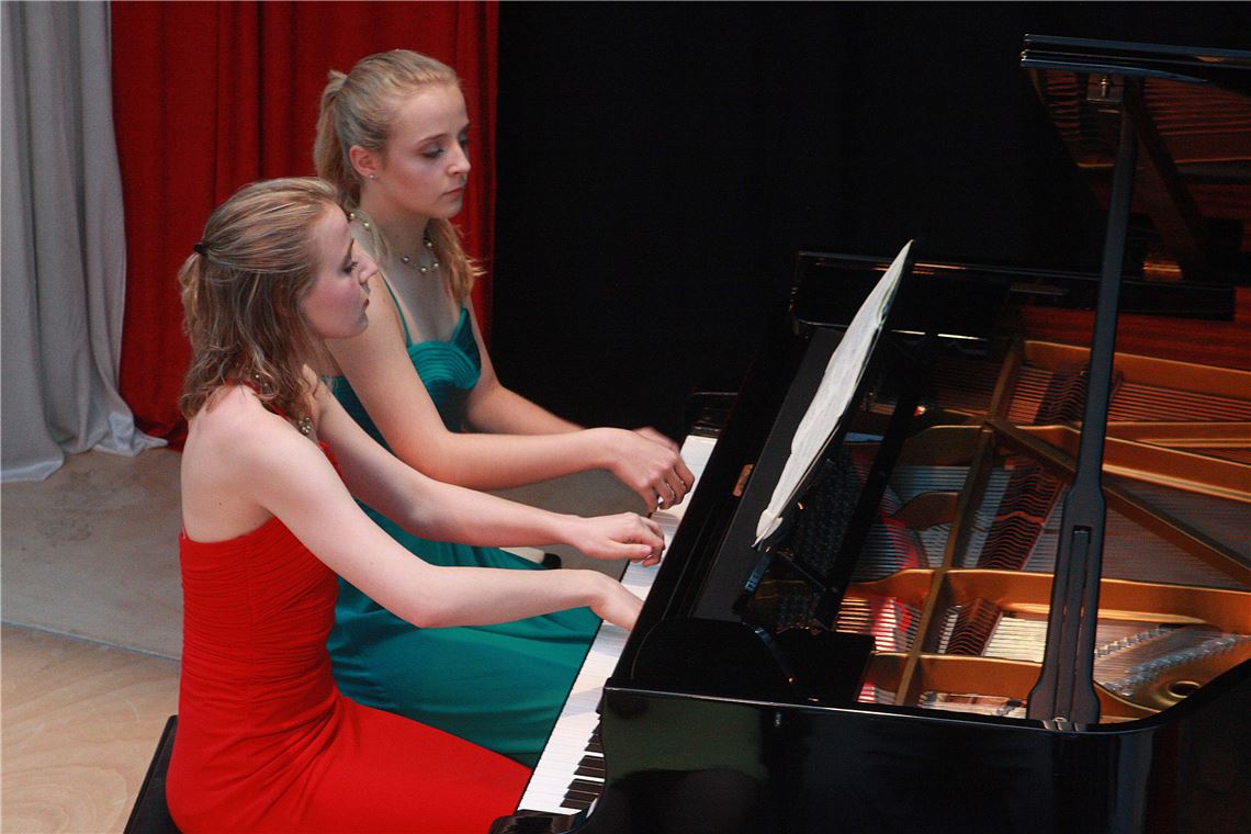 Im Einklang: Die Pianistinnen Magdalena (li.) und Marina Müllerperth bei einem Auftritt im Jahr 2013. Foto: Wacker