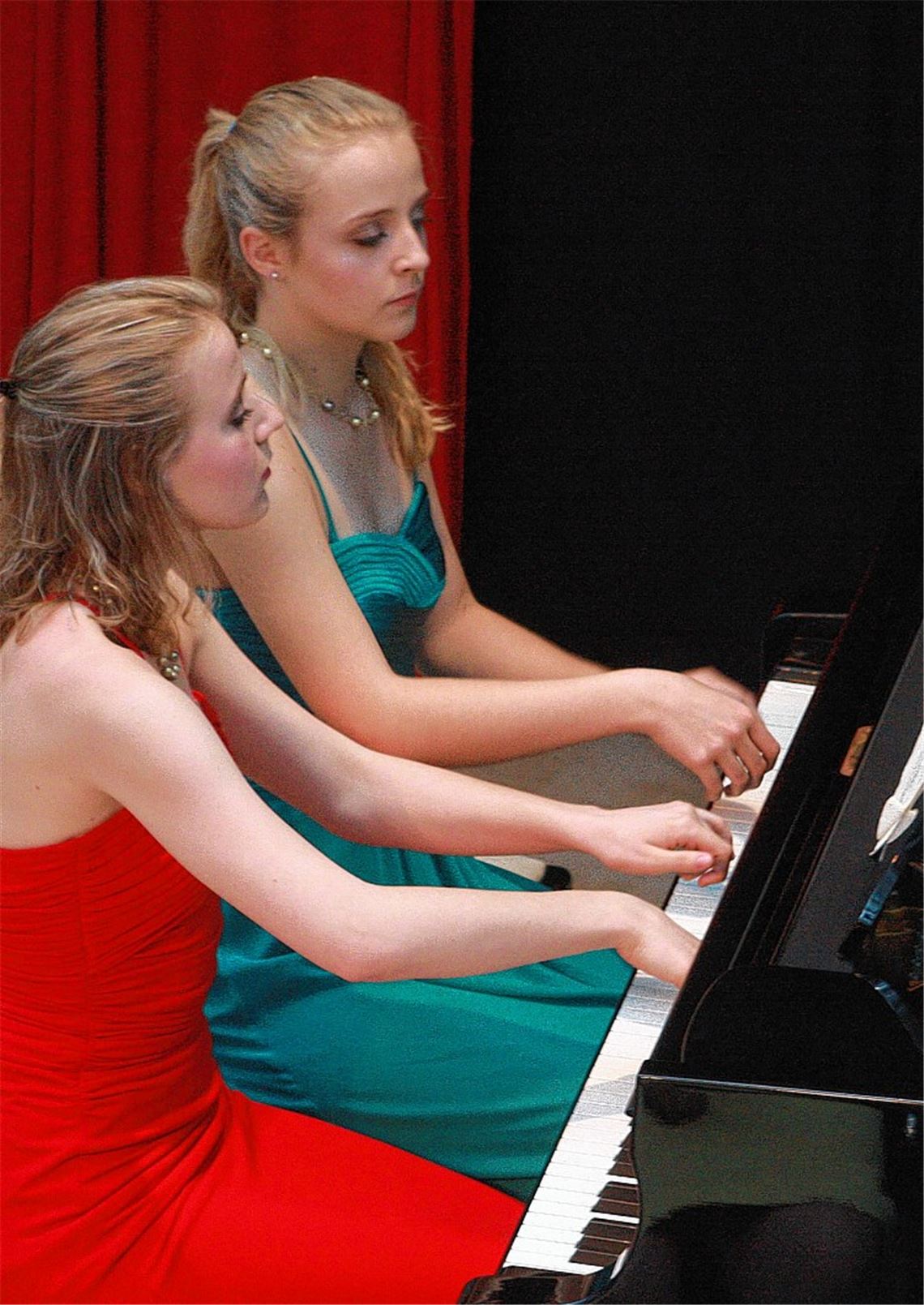 Im Einklang: Magdalena (li.) und Marina Müllerperth aus Schmie. Foto: Wacker