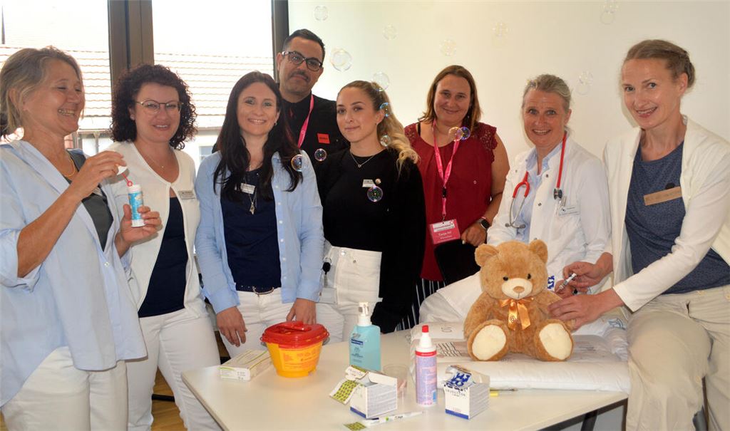 Im Einsatz für die Gesundheit: Mitarbeiter des Gesundheitsamts und von Miteinanderleben bei der Impfaktion. Foto: Stahlfeld