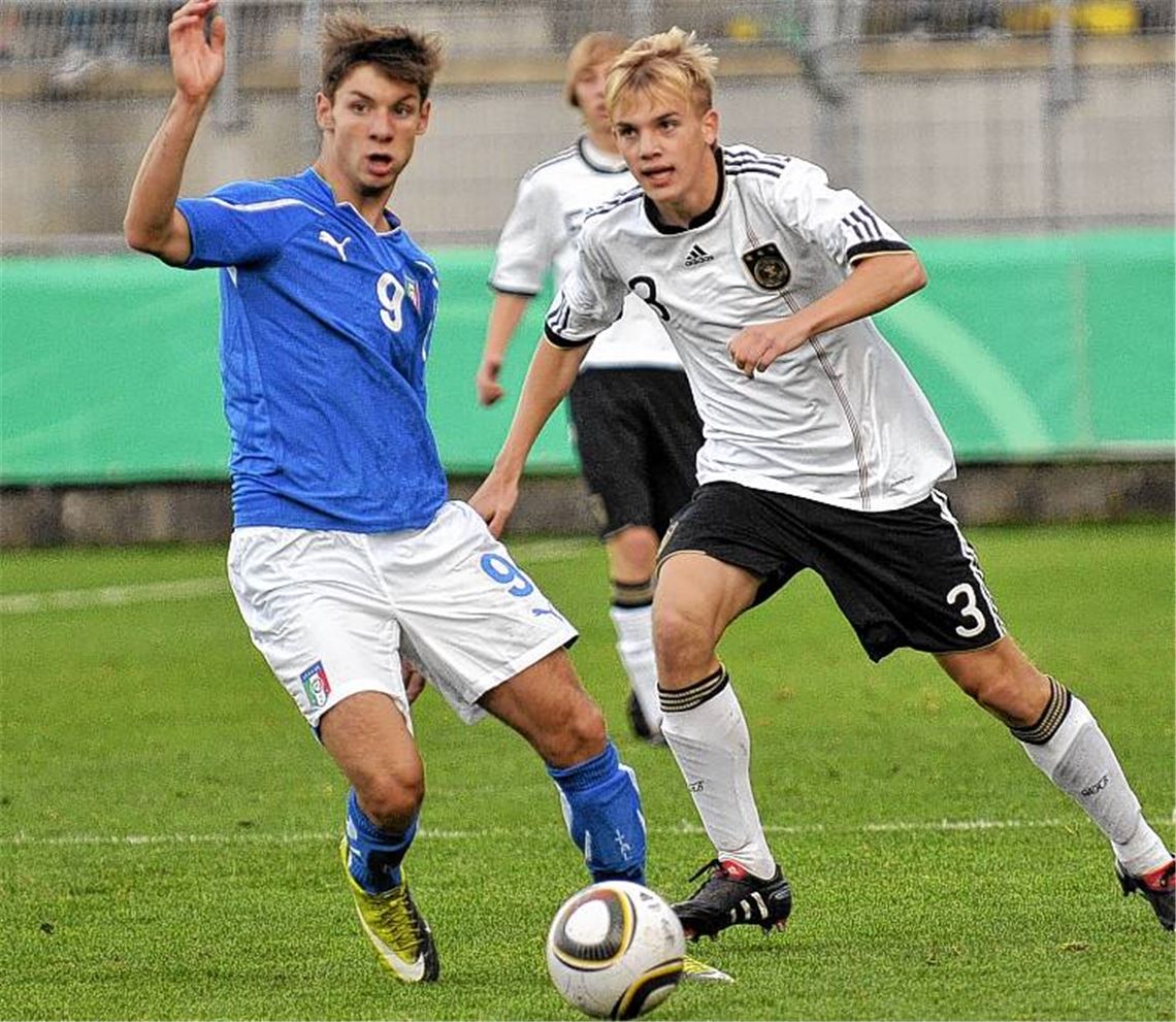 Im Einsatz gegen die ehemaligen Kameraden: Mattia Maggio (li.) kämpft im italienischen Trikot mit Cimo Roecker um den Ball. Das Länderspiel zwischen Deutschland und Italien bei einem U17-Freundschaftfsturnier im Saarland im September 2010 endete mit 2:2 
