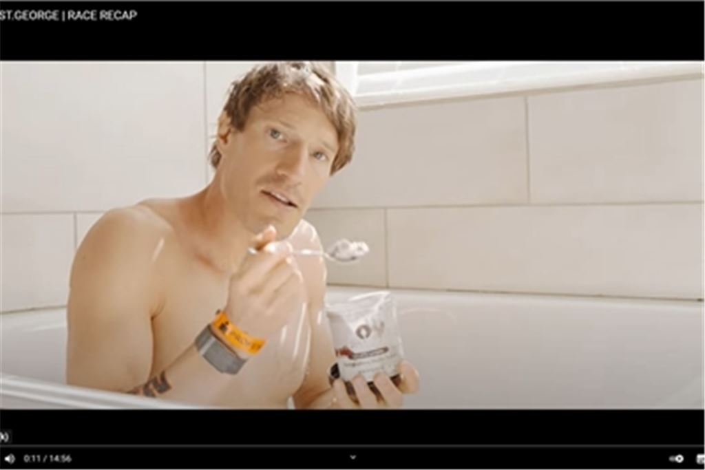 Im Eisbad: Sebastian Kienle analysiert das WM-Rennen von St. George in einem Video auf seinem Youtube-Kanal. Foto: Youtube-Screenshot