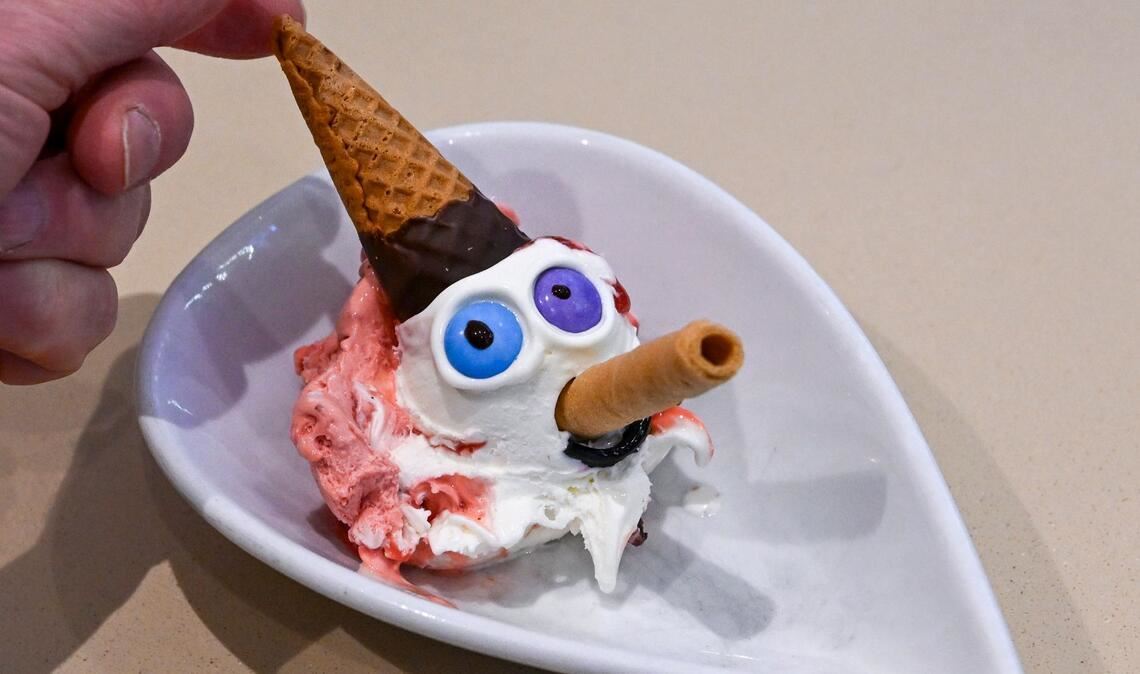 Im Eiscafe "Caffe e Gelato" werden für Pinocchio die Sorten Fior di Latte und Erdbeere mit Erdbeersoße gemischt.