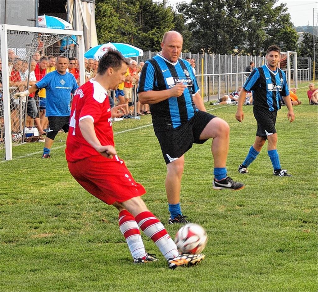 Im Endspiel unterliegt der TSV Großglattbach (in Rot) den Alten Herren der Viktoria.