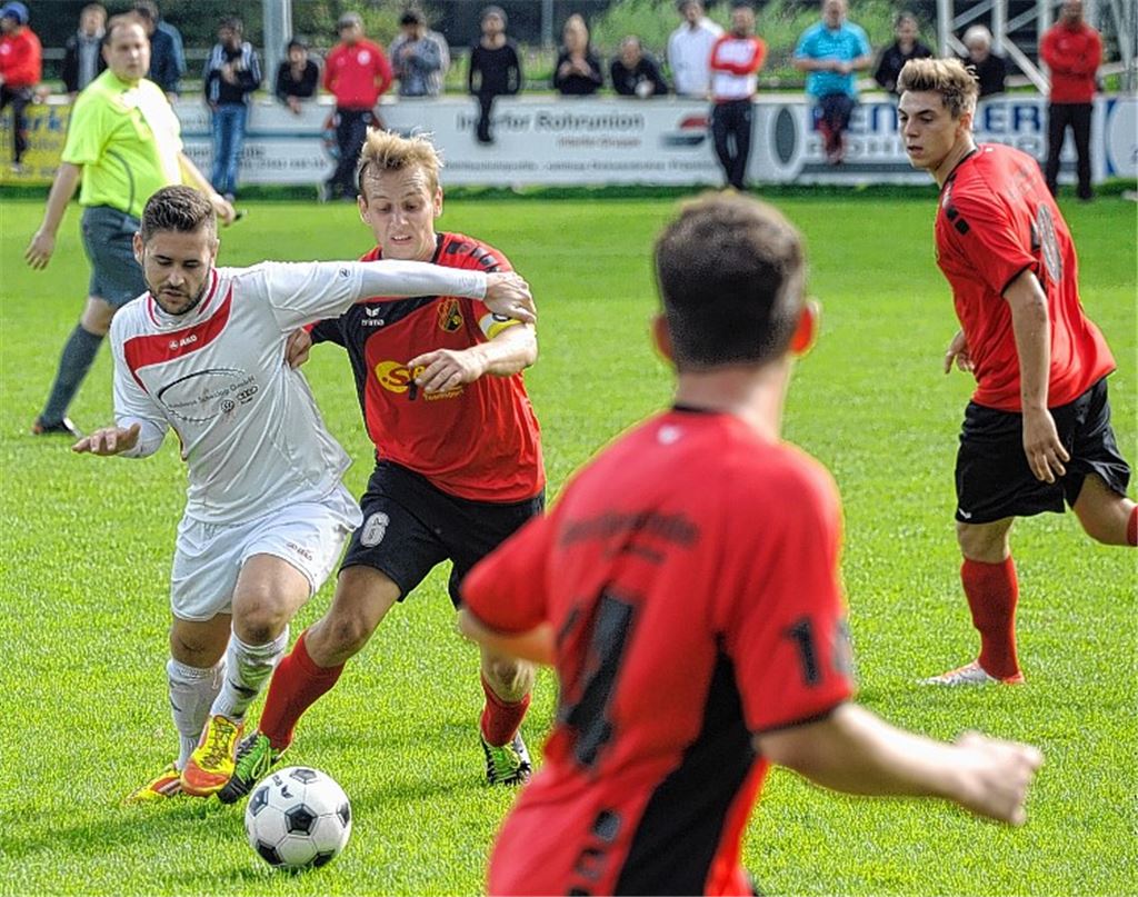 Im Endspurt holt sich die SG Ölbronn-Dürrn (in Weiß) einen 4:2-Auswärtssieg bei den Sportfreunden Mühlacker. Foto: Fotomoment