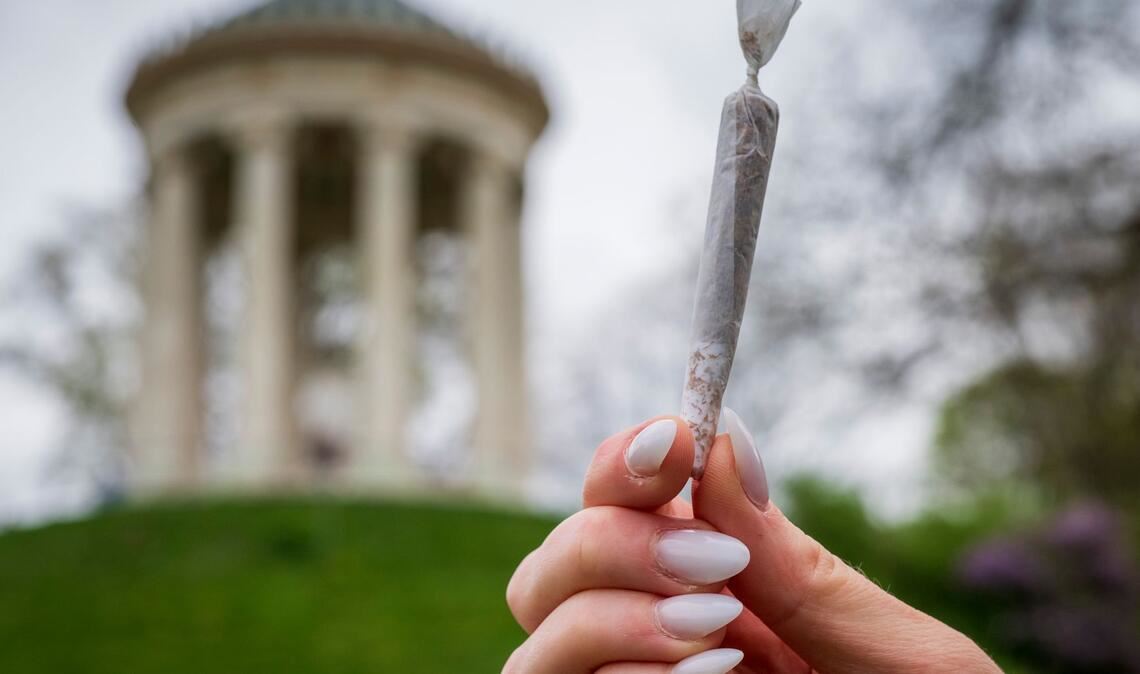 Im Englischen Garten darf nun endgültig legal gekifft werden - solange die bundesweiten Regelungen eingehalten werden. (Symbolbild)
