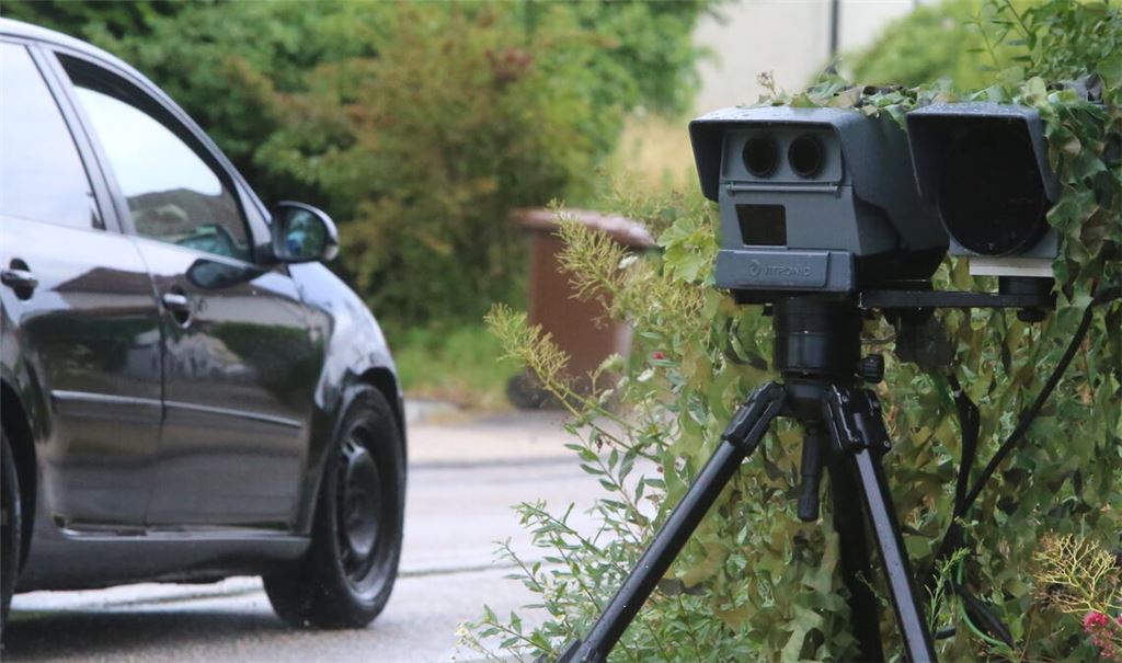 Im Enzkreis gibt es über 330 mobile Kontrollstellen, an denen ein Team von sieben Außendienstmitarbeitern des Landratsamts blitzt. Fotos: Deeg