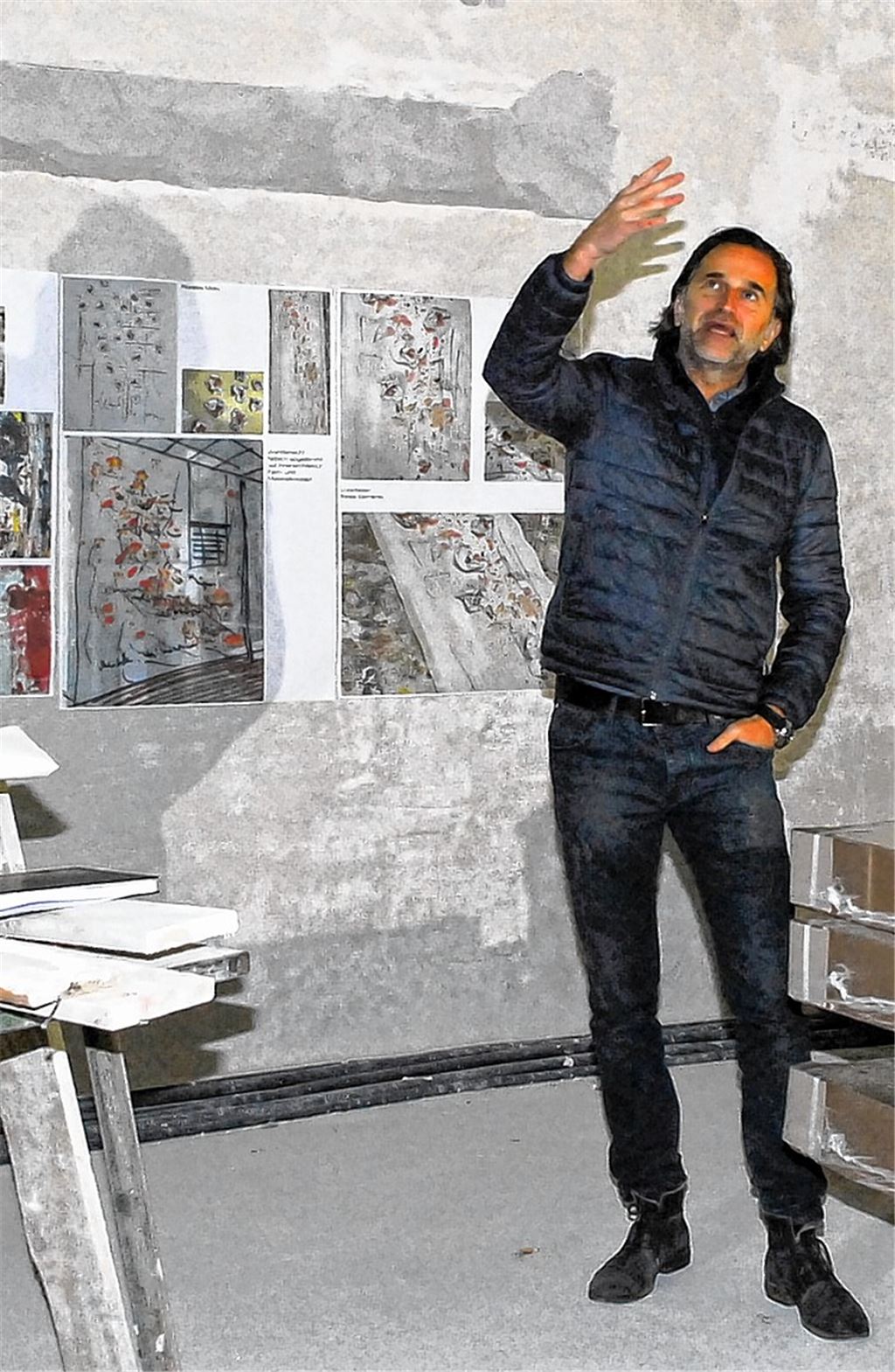 Künstler gestaltet Wand im Rathaus-Foyer