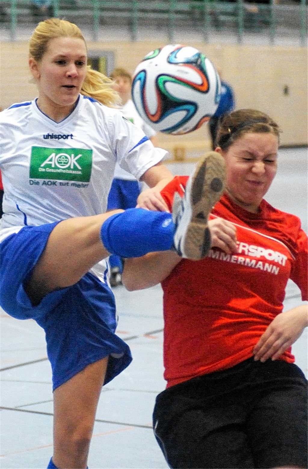 Im Eröffnungsspiel gegen den FV Knittlingen (in Rot) tut sich der spätere Turniersieger FV 09 Niefern noch schwer. Foto: Fotomoment
