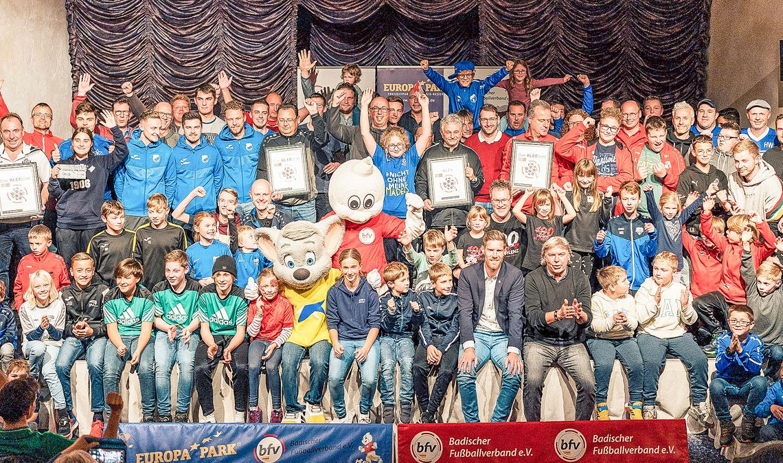 Im Europapark in Rust wurden 31 Fußballvereine mit dem Kleeblatt ausgezeichnet, darunter aus dem Enzkreis der JFV Straubenhardt und Viktoria Enzberg. Foto: privat