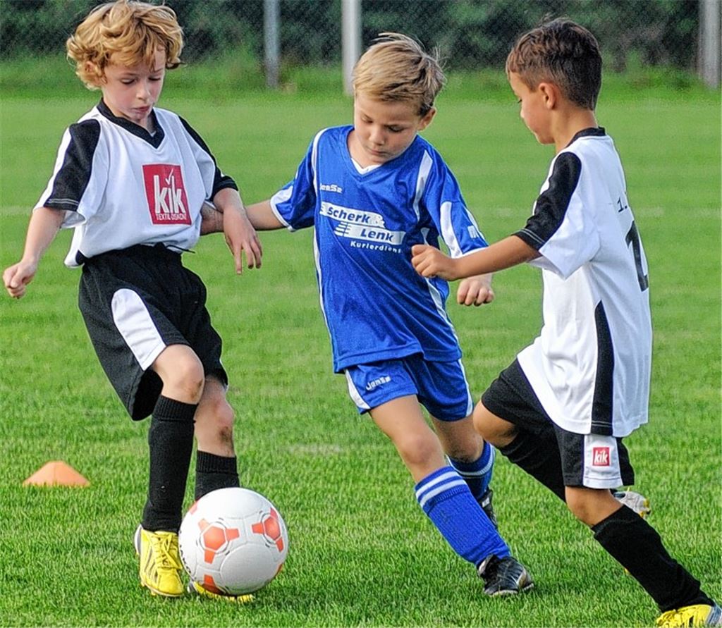 Im F-Jugend-Freundschaftsspiel zwischen der SG Ölbronn-Dürrn (weiße Trikots) und dem FV Knittlingen fallen 18 Tore.
