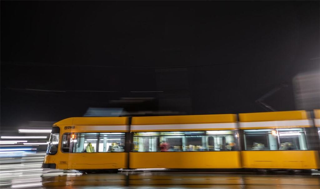 Im Fall der Messerattacke in einer Dresdner Straßenbahn befindet sich einer der beiden Tatverdächtigen in Untersuchungshaft (Symbolbild)