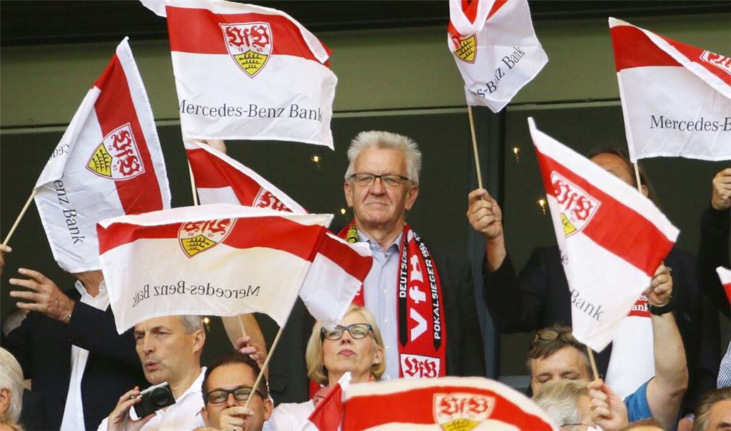 Im Fanblock des VfB Stuttgart fühlt sich Ministerpräsident Winfried Kretschmann wohl.