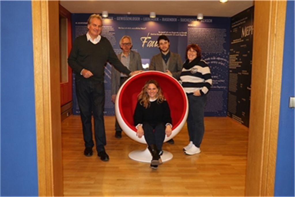 Im Faustmuseum gibt es viel zu sehen, denn die Ausstellung wurde generalüberholt. Darüber freut sich Leiterin Dr. Denise Roth (im Sessel sitzend) mit Bürgermeister Heinz-Peter Hopp (v.li.) sowie dem Museumsteam Zlakto Hranic, Jonathan Hille und Gabi Leger. Fotos: Deeg
