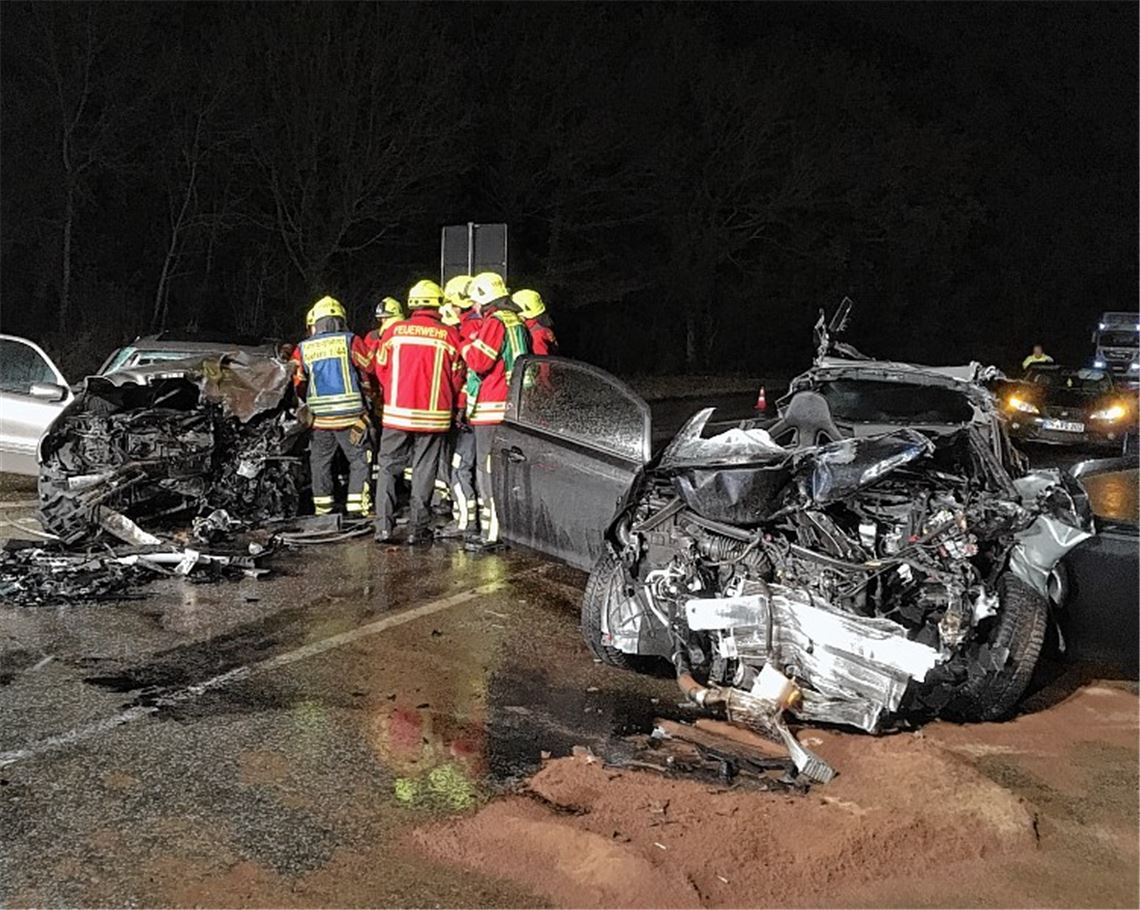 Frontalcrash bei Niefern fordert vier Verletzte