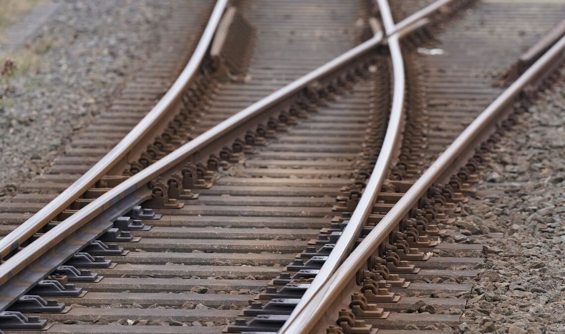 Im Fernverkehr wurden wegen des Brandes Züge umgeleitet. (Symbolbild)