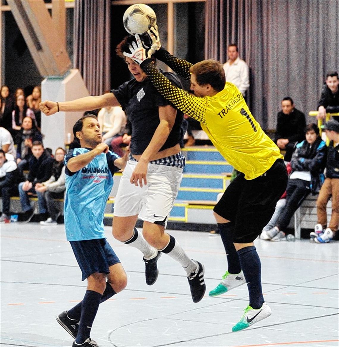 Im Finale gelingt Eberdescha (in weißen Hosen) gegen Trakyaspor kein Tor. Foto: Fotomoment