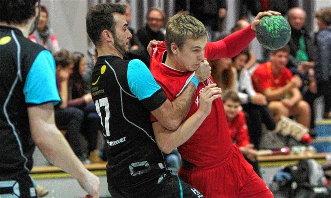 Im Finale packt Titelverteidiger HSG Pforzheim (Simon Hörner, li.) die Knittlinger (Tobias Haug) letztlich doch am Schlafittchen.