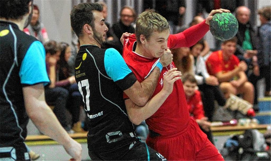 Im Finale packt Titelverteidiger HSG Pforzheim (Simon Hörner, li.) die Knittlinger (Tobias Haug) letztlich doch am Schlafittchen.