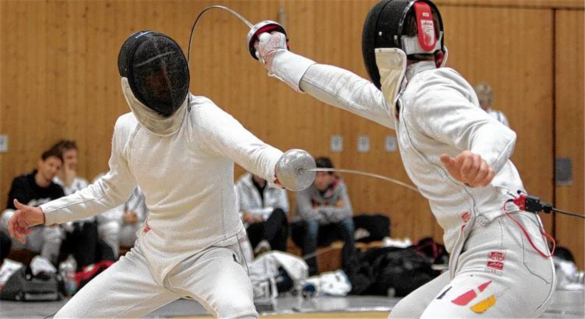 Im Finalkrimi geht es eng zu: Rico Leiser (li.) vom SV 1845 Esslingen liefert sich mit Steffen Launer vom SV Böblingen lange ein nervenaufreibendes Kopf-an-Kopf-Rennen. Am Ende hat Launer die Nase vorn und sichert sich den württembergischen Meistertitel mit dem Degen sowie wertvolle Qualifikationspunkte für die Olympischen Spiele. Fotos: Tilo Keller