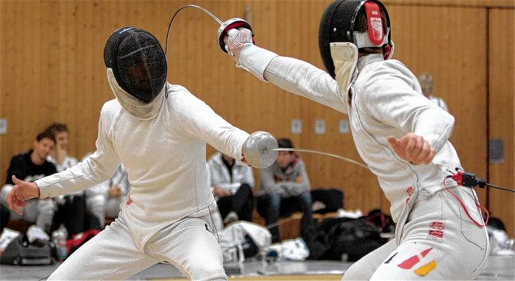 Im Finalkrimi geht es eng zu: Rico Leiser (li.) vom SV 1845 Esslingen liefert sich mit Steffen Launer vom SV Böblingen lange ein nervenaufreibendes Kopf-an-Kopf-Rennen. Am Ende hat Launer die Nase vorn und sichert sich den württembergischen Meistertitel mit dem Degen sowie wertvolle Qualifikationspunkte für die Olympischen Spiele. Fotos: Tilo Keller