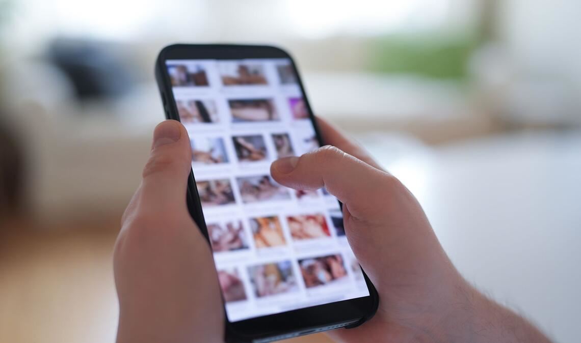 Im Fokus der aktuellen Debatte stehen auch Deepfakes, bei denen etwa das Gesicht einer Frau in ein anderes Video - etwa eine Porno-Sequenz - eingefügt wird. (Symbolbild)