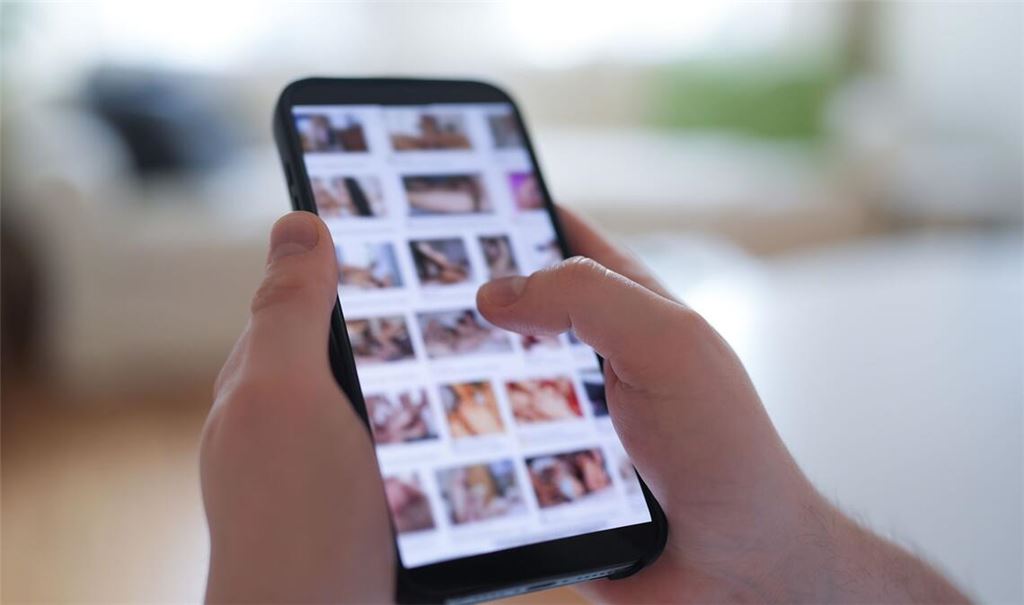 Im Fokus der aktuellen Debatte stehen auch Deepfakes, bei denen etwa das Gesicht einer Frau in ein anderes Video - etwa eine Porno-Sequenz - eingefügt wird. (Symbolbild)