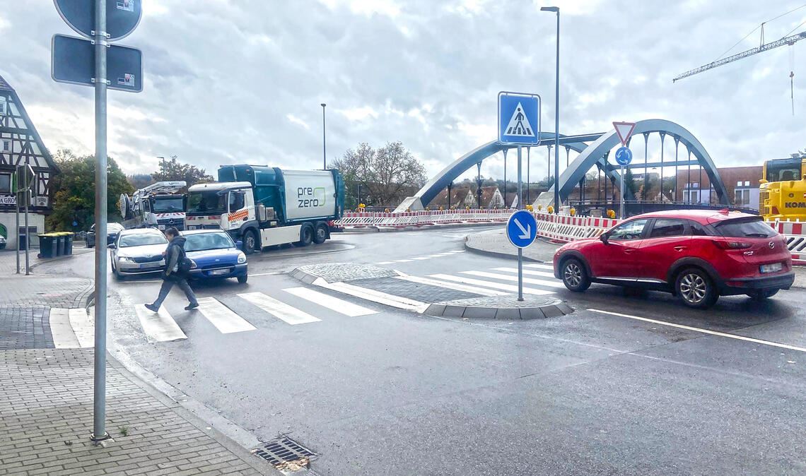 Im Fokus: die Überwege an den Kreiseln bei der neuen Herrenwaagbrücke. Foto: Stahlfeld