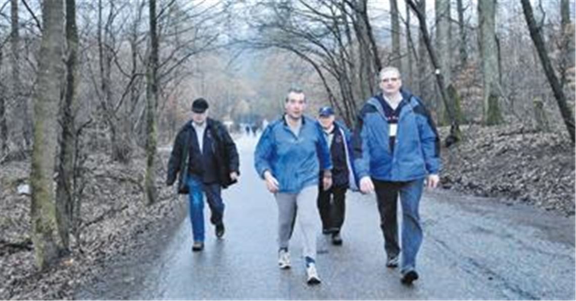 Im Frühtau zu Berge: Die Wanderer beherzigen auf ihrer Tour rund um Zaisersweiher das bekannte Volkslied.
Foto: Stahlfeld