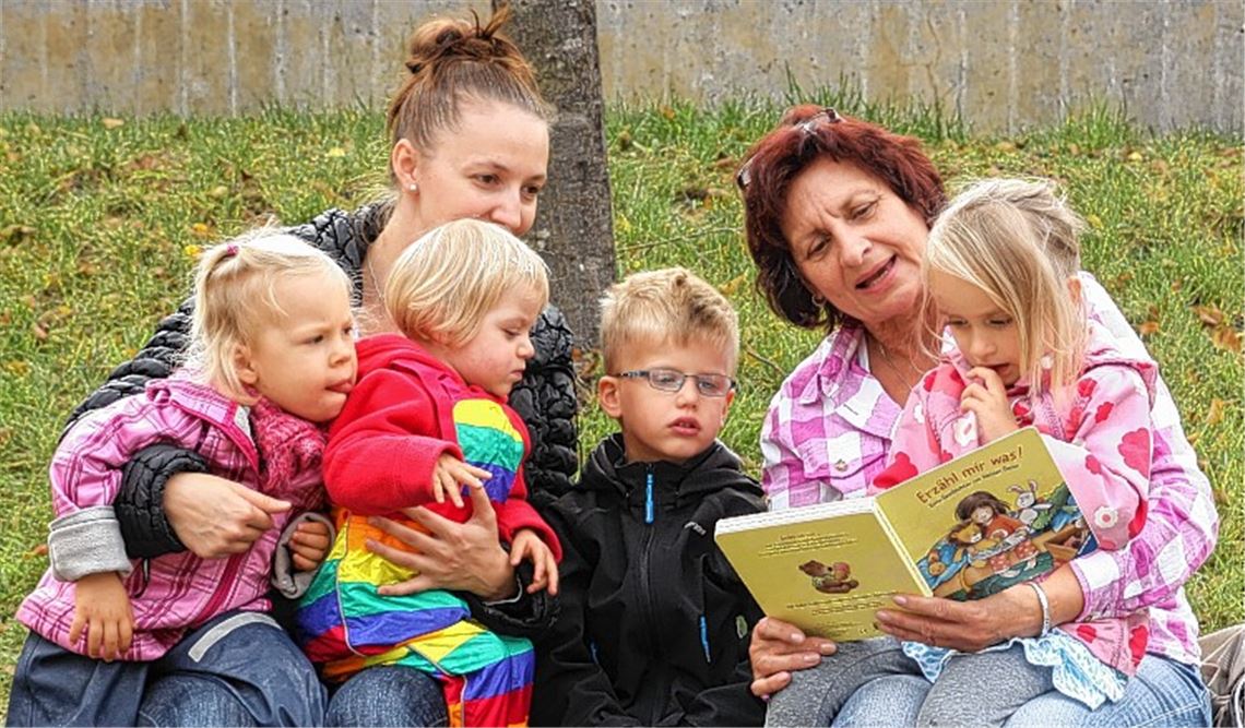 Im Garten der „Villa Emrich“ wird nicht nur getobt, sondern auch Geschichten gelauscht. 