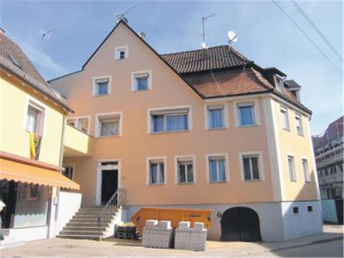 Im Gebäude Hofstraße 24 in Dürrmenz (rechtes Haus) soll ein Döner-Imbiss mit verschiedenen Räumen und Bestuhlung im Freien eingerichtet werden. Im Ausschuss für Umwelt und Technik ist das baurechtlich genehmigungsfähige Vorhaben umstritten.
Foto: Sadler