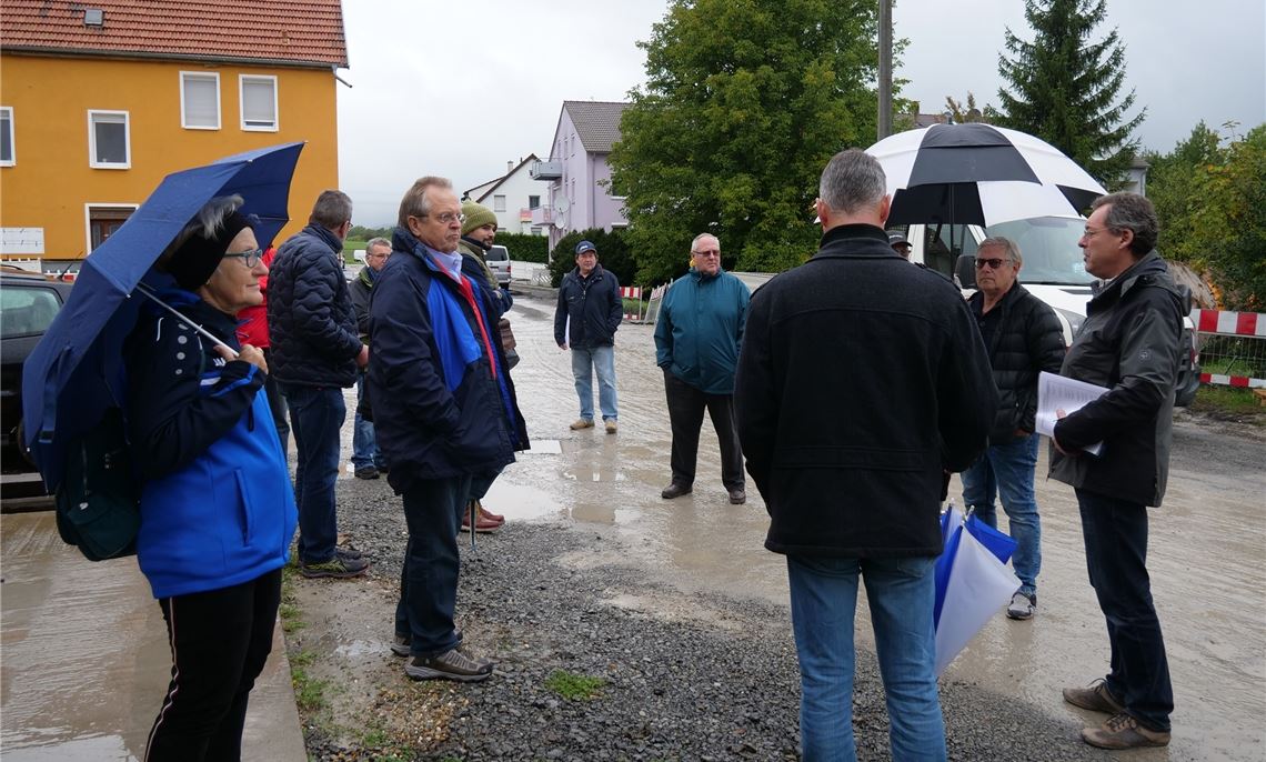 Im Gebiet „Alte Dürrner Straße“: Der Ötisheimer Gemeinderat macht sich vor Ort ein Bild über den Stand der Erschließungsarbeiten.Friedrich