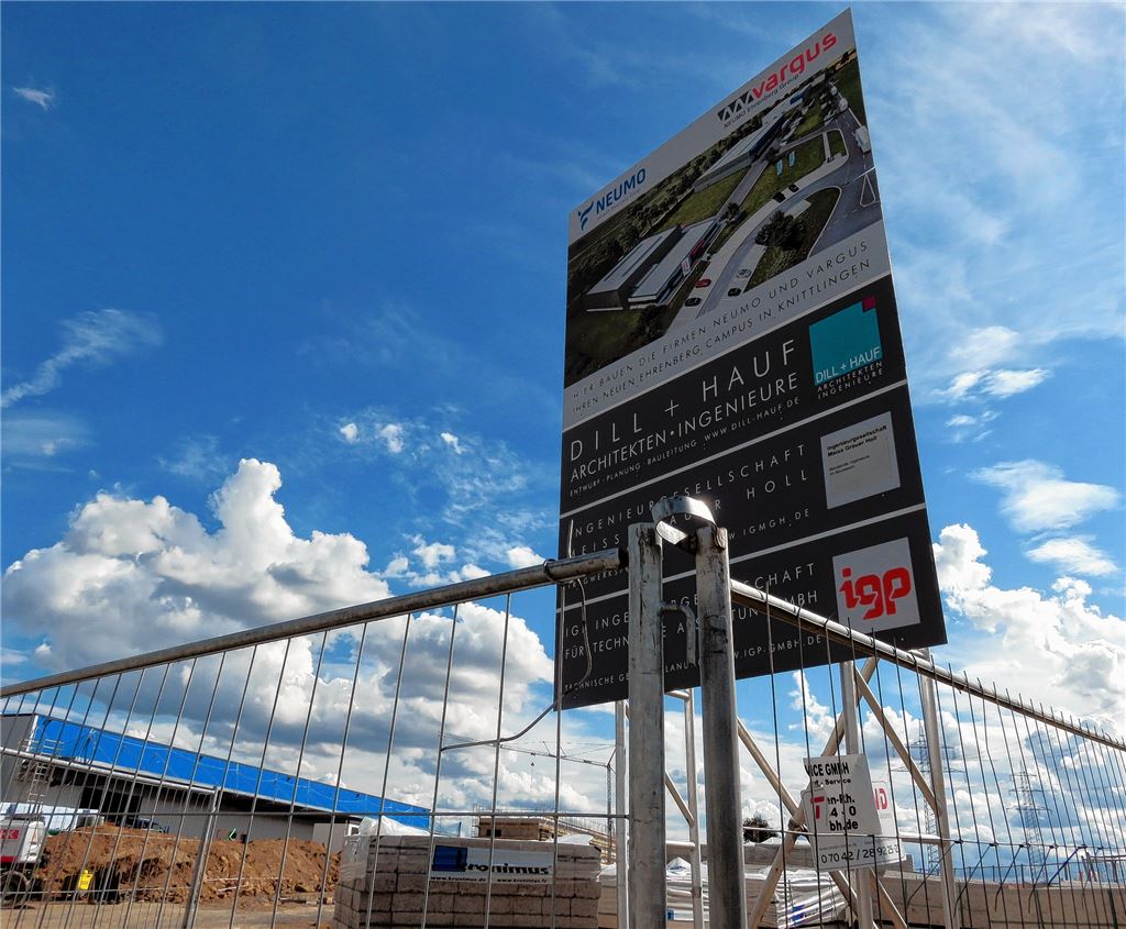 Im Gebiet „Knittlinger Kreuz“ baut hier gerade die Neumo-Gruppe. Die Bertha-Benz-Straße, lange als illegale Rennstrecke berüchtigt, darf von Fahrschulen zum Üben benutzt werden.Fotos: Becker, privat