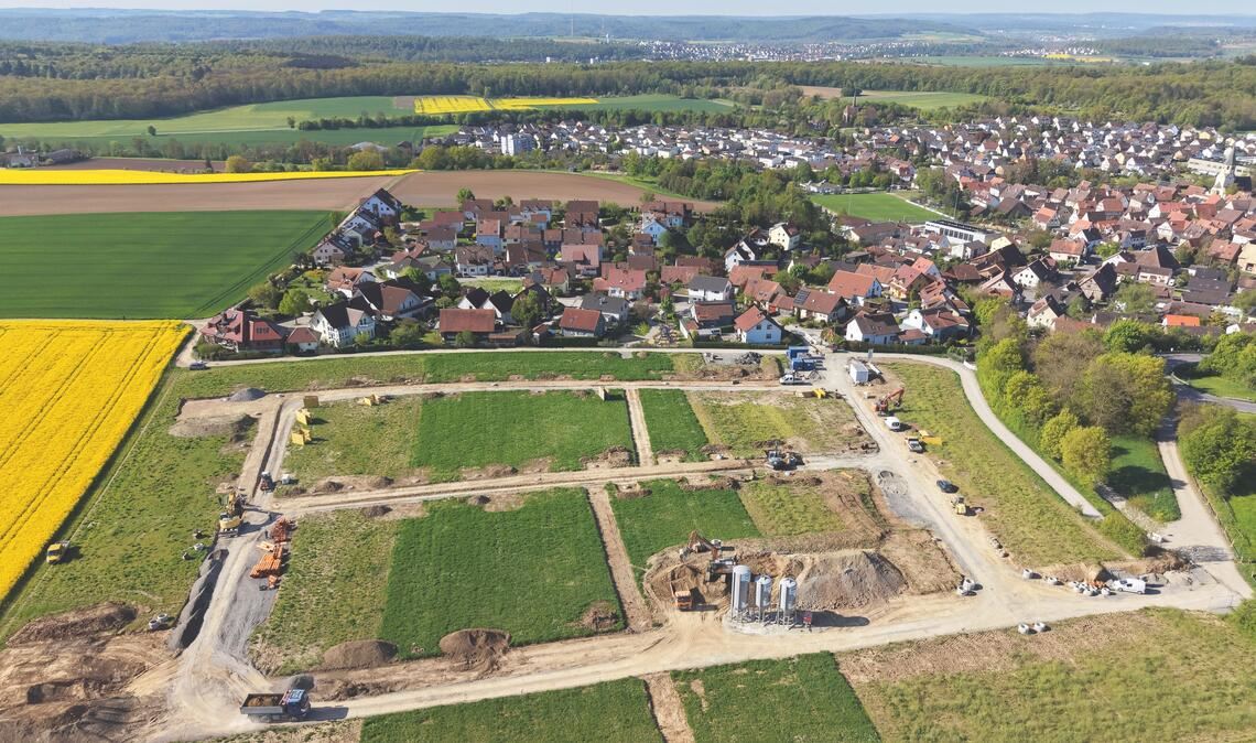 Im Gebiet „Pferchäcker“ in den Höhenlagen über Lienzingen laufen nach einer langen Vorbereitungszeit die Erschließungsarbeiten auf Hochtouren. Foto: Schüller