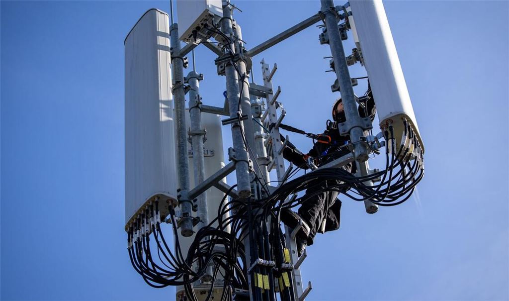 Im Gebirge, in Wäldern, Naturschutzgebieten und in Grenznähe ist das Netz für Internet auf dem Handy teils immer noch zu schwach. (Symbolbild)