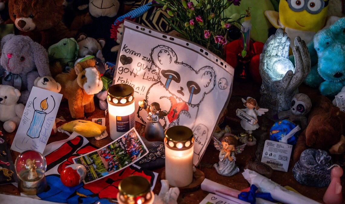 Im Gedenken an den getöteten Fabian haben zahlreiche Menschen Kerzen und Kuscheltiere niedergelegt. (Archivbild)