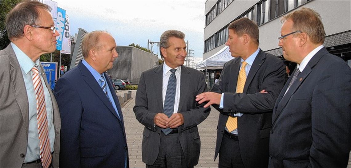 Im Gespräch: Enzkreis-Umweltdezernent Karl-Heinz Zeller (v. li.), Kreishandwerksmeister Rolf Nagel, EU-Kommissar Günther Oettinger, Pforzheims Erster Bürgermeister Roger Heidt und Wolf-Kersten Maier von den Stadtwerken Pforzheim. Foto: Wacker