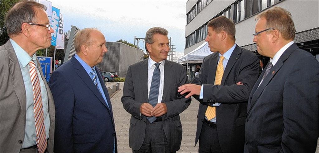 Im Gespräch: Enzkreis-Umweltdezernent Karl-Heinz Zeller (v. li.), Kreishandwerksmeister Rolf Nagel, EU-Kommissar Günther Oettinger, Pforzheims Erster Bürgermeister Roger Heidt und Wolf-Kersten Maier von den Stadtwerken Pforzheim. Foto: Wacker