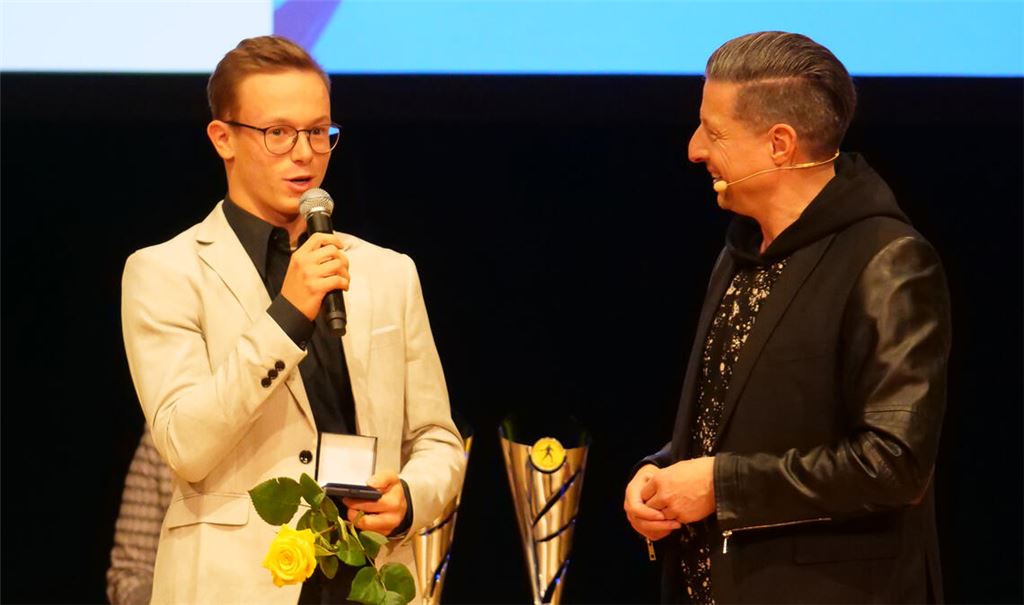Im Gespräch mit Moderator Jörg Augenstein erzählt Tennis-Ass David Fix (links) von seinen Erlebnissen bei den Australian Open. Foto: Friedrich