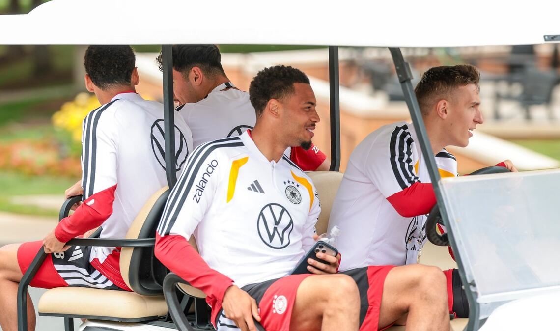 Im Golf-Cart ging es für einige Nationalspieler zum Training.