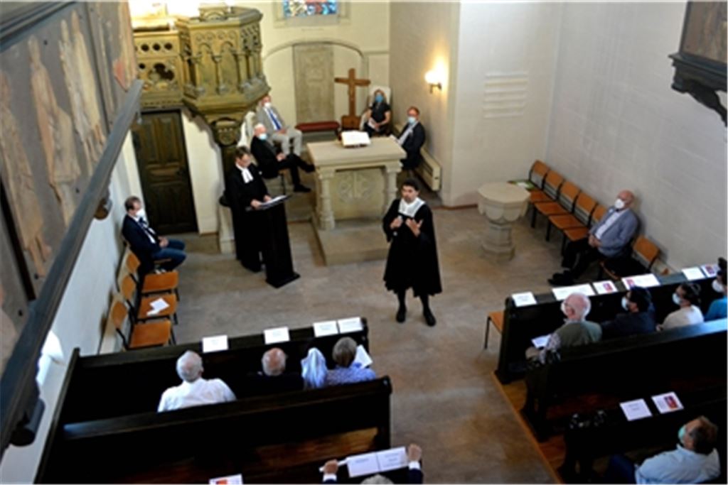 Im Gottesdienst – im linken Bild Pfarrer Markus Epting und Mario Ratsimba (re.) bei einem Anspiel – und im anschließenden Empfang werden Leben, Wirken und Persönlichkeit Henri Arnauds beleuchtet. Vorgestellt wird auch ein Film über die Waldenserbewegung. Fotos: Stahlfeld