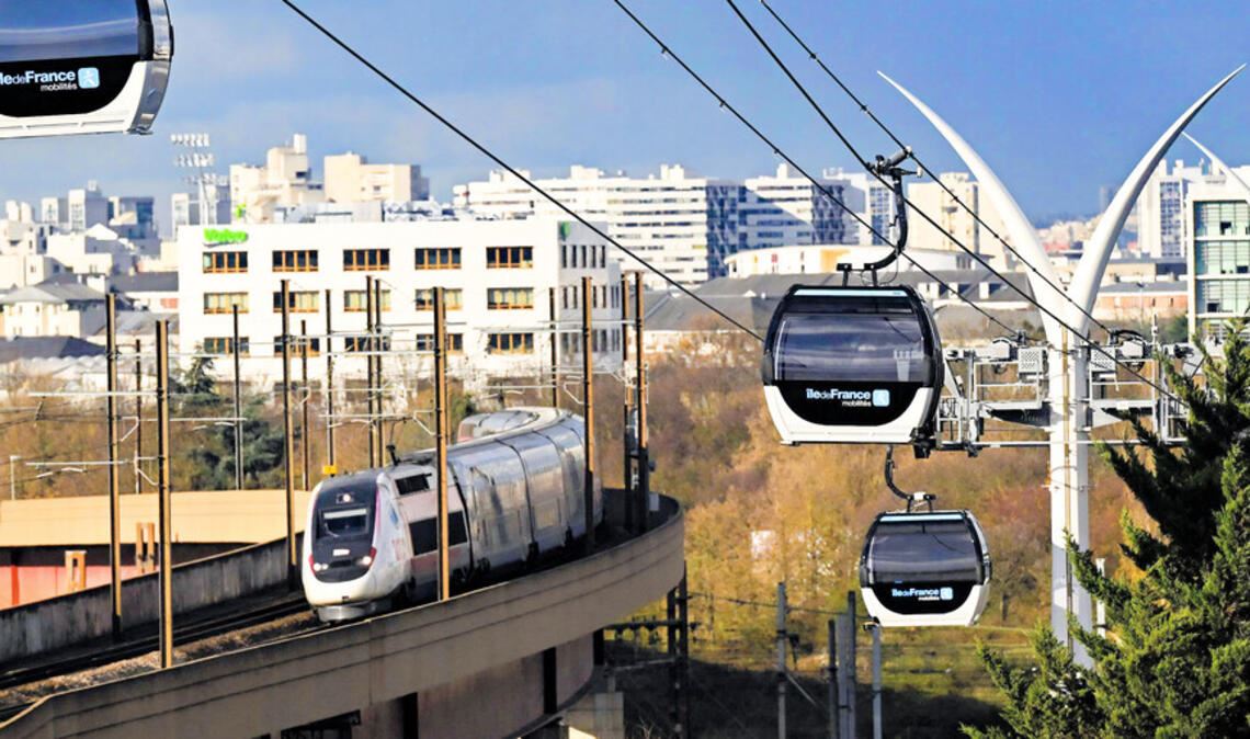 Im Großraum Paris ist seit Dezember 2025 eine Seilbahn als Ergänzung des öffentlichen Nahverkehrs im Einsatz.