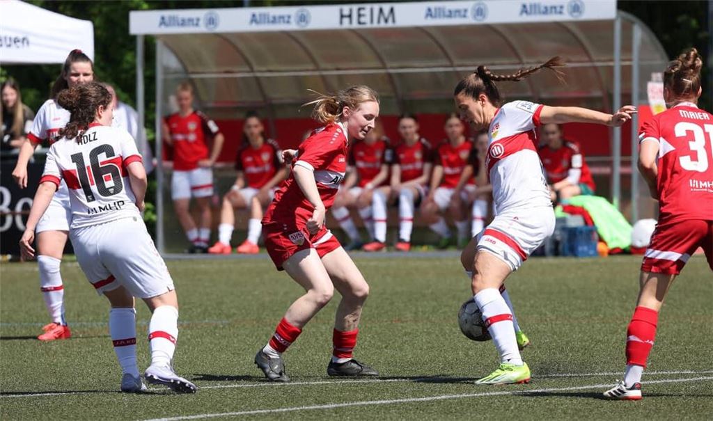 Im Halbfinale des Frauen-WFV-Pokals 24/25 traf der VfB Stuttgart II (in Weiß) vor knapp anderthalb Jahren auf den VfB Stuttgart I (in Rot): Teresa Böpple (2. v. re.) lief damals für die zweite Mannschaft der Roten aus Cannstatt auf.