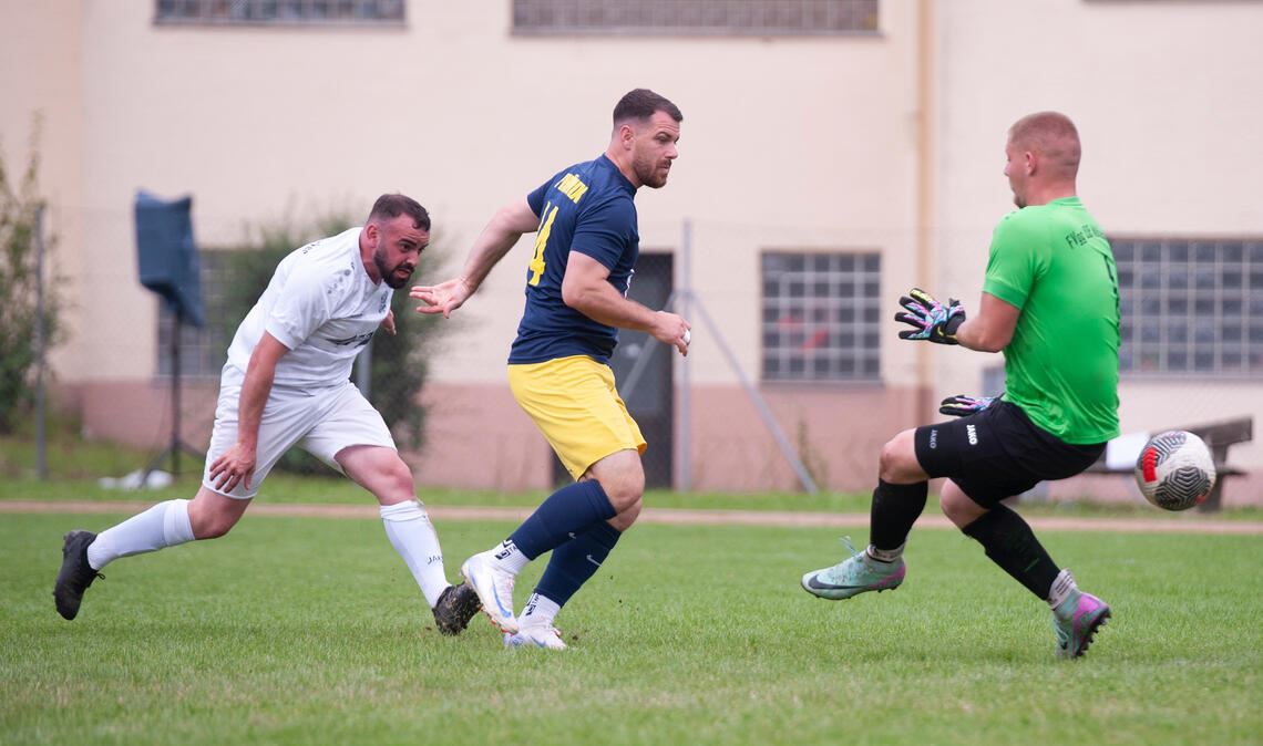 Im Halbfinale erzielt Kevin Schellin für Phönix Lomersheim (gelb-blaues Trikot) das 3:0 gegen 08 Mühlacker (Endstand: 4:0). Das Halbfinale zwischen Lienzingen und den Sportfreunden Mühlacker entscheidet sich nach einem 0:0 in der regulären Spielzeit durch ein Elfmeterschießen, das der gastgebende FVL mit 4:2 gewinnen kann.Fotos: Fotomoment