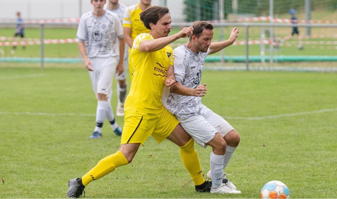 Im Halbfinale zwischen Enzberg und Lienzingen (in Gelb) behält der Gastgeber die...